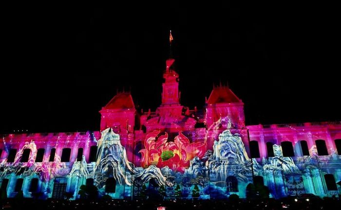 Các hiệu ứng đồ họa hiện đại phủ kín mặt tiền tòa nhà, tạo nên những chuyển động sống động. Nhiều phân cảnh sử dụng các dải ánh sáng đa sắc, hiệu ứng hạt sáng và đồ họa không gian, mang đến trải nghiệm thị giác ấn tượng.