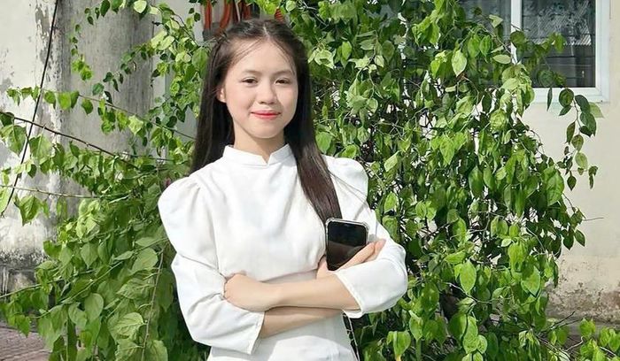 Em Hoàng Thị Quỳnh Phương học sinh lớp 12C1, Trường Trung học Phổ thông Kim Liên, tỉnh Nghệ An thủ khoa khối C00. Ảnh: HQ