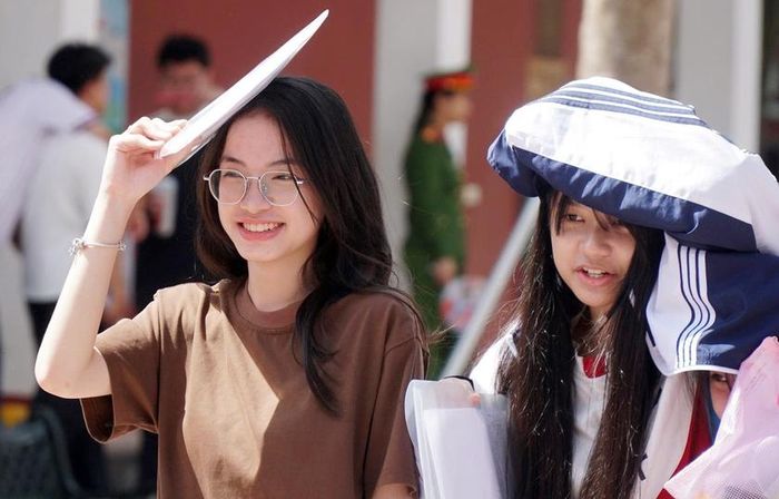 Niềm vui của thí sinh sau khi kết thúc kỳ thi tốt nghiệp trung học phổ thông 2026. Ảnh: HL