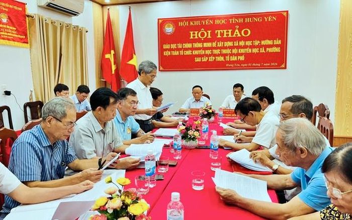 Cán bộ Hội Khuyến học hướng dẫn kiện toàn tổ chức khuyến học trực thuộc Hội Khuyến học xã, phường sau sắp xếp thôn, tổ dân phố.