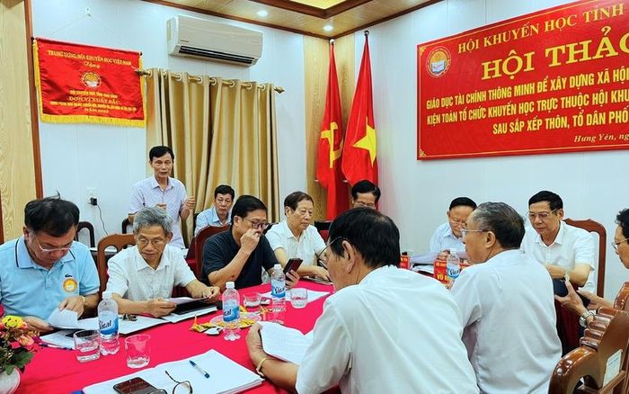 Ông Bùi Ngọc Sơn, Giám đốc Trung tâm nghiên cứu khoa học công nghệ và chuyển đổi số trình bày chuyên đề về giáo dục tài chính thông minh. 