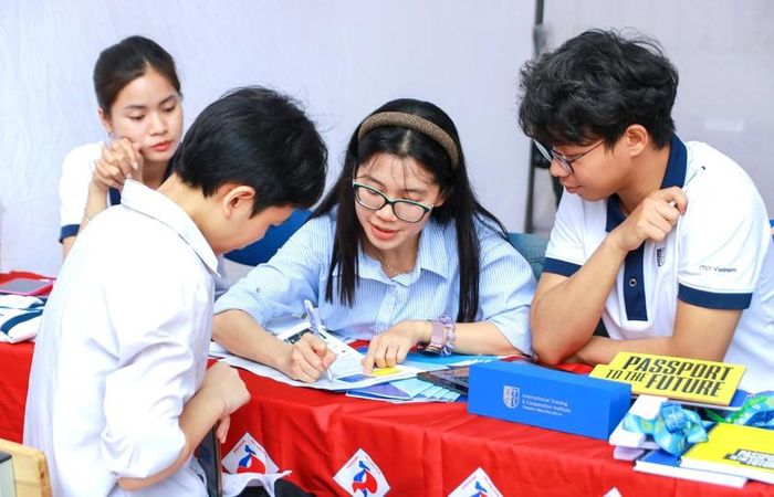 Học sinh tham gia ngày hội tuyển sinh - hướng nghiệp, tư vấn đặt nguyện vọng đại học năm 2026. Ảnh: Trường Trung học Phổ thông Nguyễn Thị Minh Khai