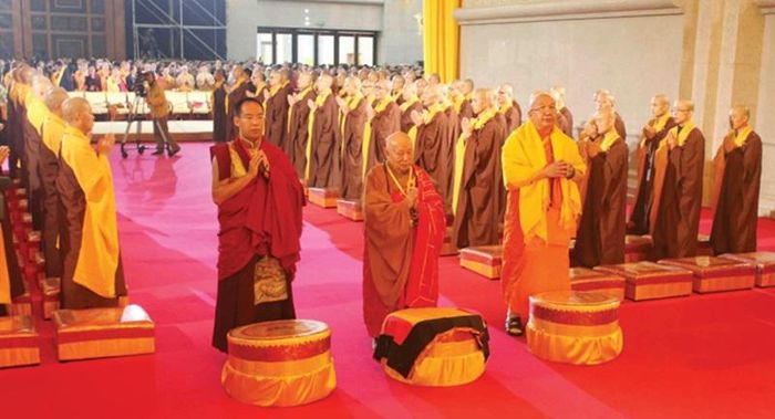 Các đại diện từ ba truyền thống Phật giáo hiện đại chính tham dự Đại hội toàn thể lần thứ 27 của Hội Phật giáo Thế giới, năm 2014. - Ảnh: Sưu tầm