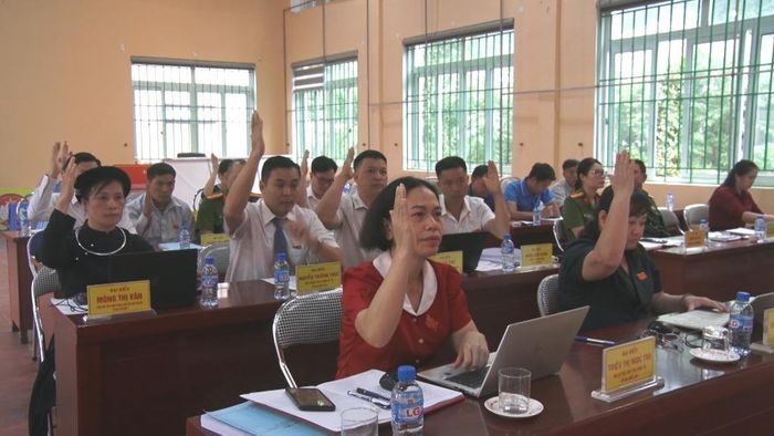 Các đại biểu biểu quyết thông qua nghị quyết tại kỳ họp.