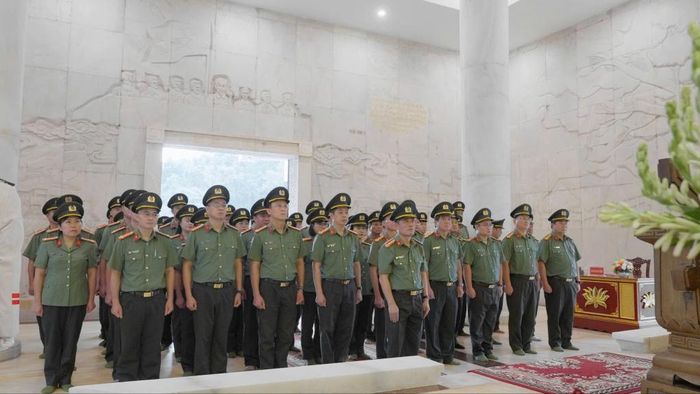 Công an tỉnh dâng hương, dâng hoa tưởng niệm tại Đền thờ Chủ tịch Hồ Chí Minh, Khu di tích Quốc gia đặc biệt Pác Bó, xã Trường Hà.