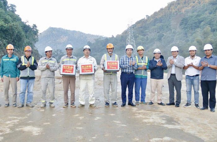 Chủ tịch UBND tỉnh Lê Hải Hòa động viên, tặng quà các lực lượng thi công tuyến cao tốc Đồng Đăng - Trà Lĩnh.
