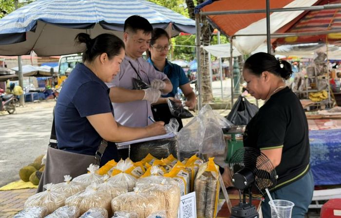 Đoàn giám sát lấy mẫu sản phẩm tại chợ Co Sàu, xã Trùng Khánh