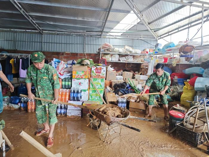 Cán bộ, chiến sĩ Đồn Biên phòng Xuân Trường tham gia giúp dân khắc phục hậu quả do mưa lũ gây ra.