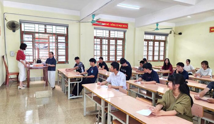 Cán bộ coi thi phổ biến Quy chế thi, lịch thi và các quy định liên quan cho thí sinh.