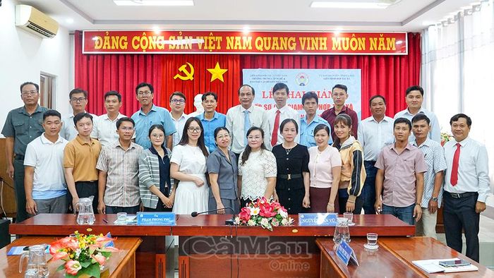 Lãnh đạo Liên minh HTX tỉnh Cà Mau, đại diện Trường Trung cấp nghề và Đào tạo cán bộ Hợp tác xã miền Nam cùng các học viên chụp ảnh lưu niệm tại lễ khai giảng.