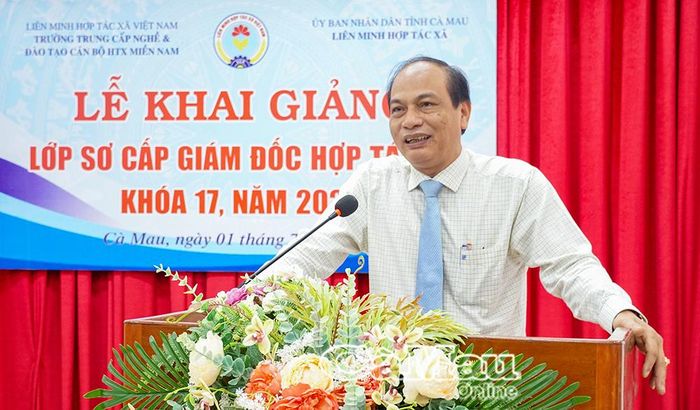 Ông Nguyễn Văn Vũ, Chủ tịch Liên minh HTX tỉnh Cà Mau, phát biểu tại lễ khai giảng.