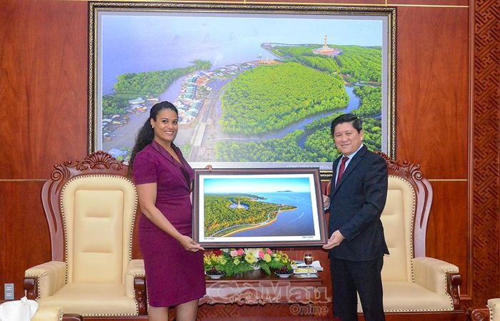 Phó Chủ tịch UBND tỉnh Cà Mau Lê Văn Sử tặng bà Raïssa Marteaux bức ảnh phong cảnh Mũi Cà Mau nhìn từ trên cao.