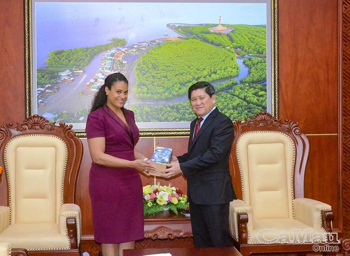 Bà Raïssa Marteaux, Tổng Lãnh sự Vương quốc Hà Lan tại Thành phố Hồ Chí Minh, tặng quà lưu niệm cho Phó Chủ tịch UBND tỉnh Cà Mau Lê Văn Sử.