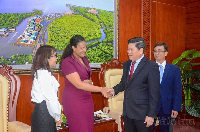 Phó Chủ tịch UBND tỉnh Cà Mau Lê Văn Sử chào xã giao bà Raïssa Marteaux, Tổng Lãnh sự Vương quốc Hà Lan tại Thành phố Hồ Chí Minh.