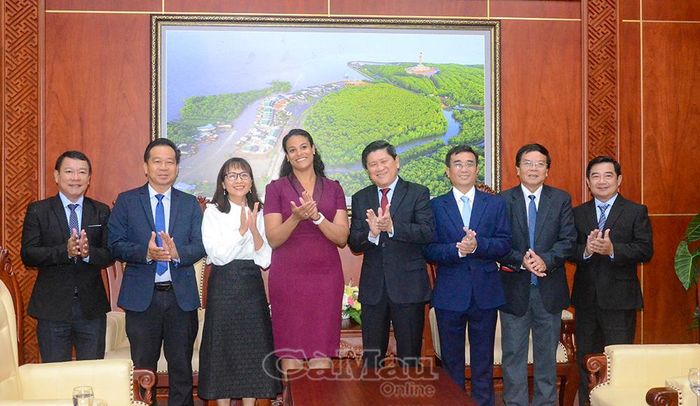 Các đại biểu chụp ảnh lưu niệm, khẳng định mối quan hệ hợp tác và những cam kết phát triển trong thời gian tới.