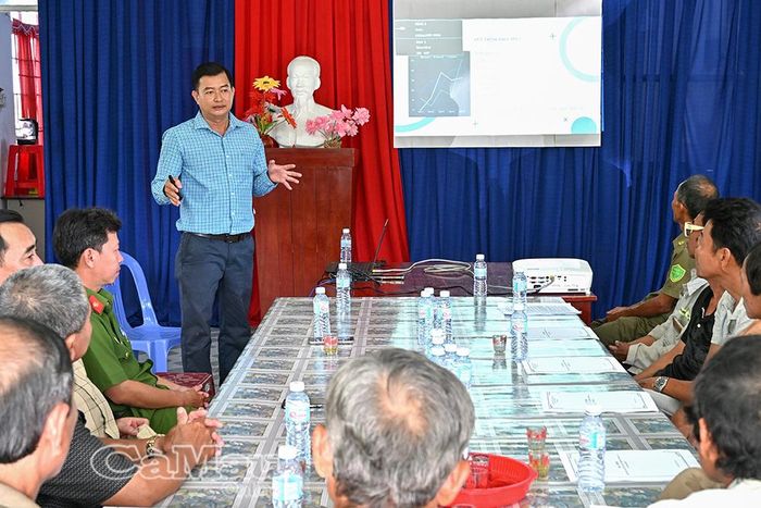  Ông Dương Minh Thùy, Giám đốc Trung tâm Công ích xã Vĩnh Thanh, hướng dẫn kỹ thuật cải tạo ruộng, xử lý nước, thả giống, chăm sóc, phòng bệnh và thu hoạch cá.
