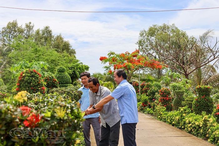 Người dân chung sức xây dựng diện mạo nông thôn mới, góp phần tạo nên những tuyến đường quê đáng sống.