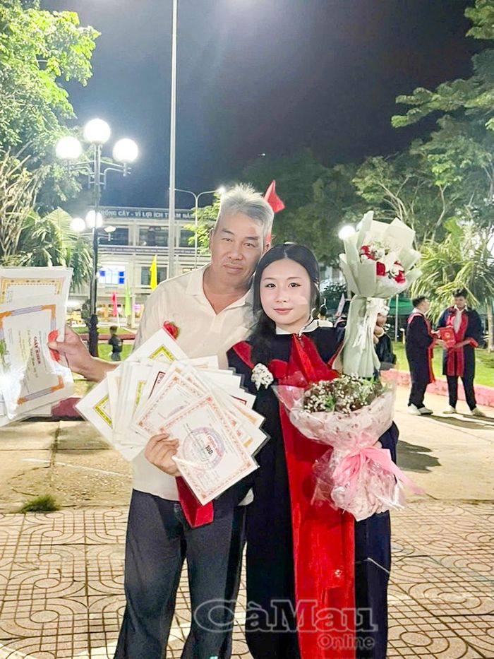  Gia đình luôn là điểm tựa vững chắc giúp Trịnh Hân Hân tự tin theo đuổi con đường nghệ thuật đầy thử thách.