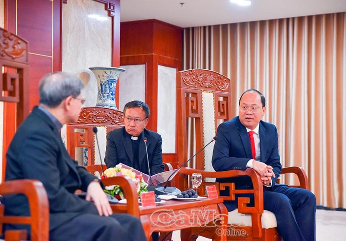 Bí thư Tỉnh ủy Cà Mau Nguyễn Hồ Hải ( bên phải) khẳng định, tỉnh sẽ tạo mọi điều kiện thuận lợi nhất để đại lễ diễn ra thành công.