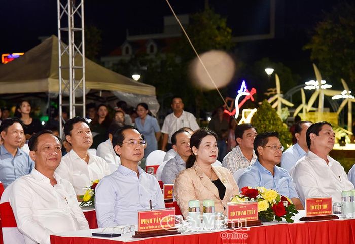 Các đồng chí lãnh đạo tỉnh và phường Bạc Liêu dự Chương trình nghệ thuật kỷ niệm 1 năm thành lập tỉnh tại Quảng trường Hùng Vương.