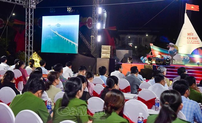 Đại biểu theo dõi phóng sự thành tựu tỉnh Cà Mau từ khi thành lập đến nay.