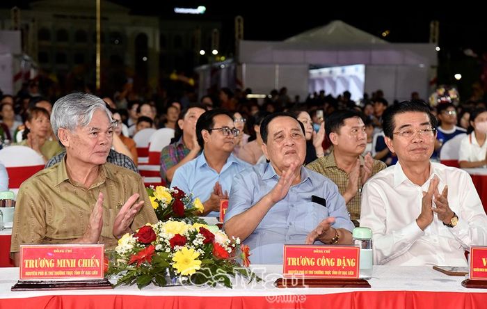 Đồng chí Võ Văn Dũng, nguyên Phó Trưởng ban Thường trực Ban Nội chính Trung ương (bìa phải) và các đồng chí nguyên lãnh đạo tỉnh Bạc Liêu (cũ) đến dự chương trình.