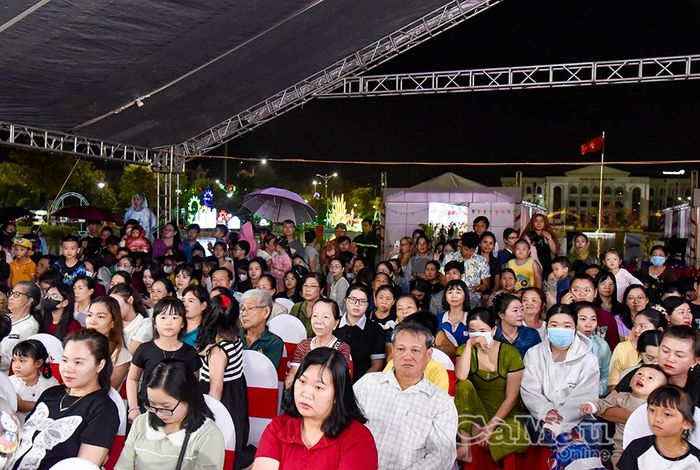 Dù diễn ra trong thời tiết không thuận lợi, nhưng chương trình vẫn thu hút đông đảo người dân phường Bạc Liêu và các xã, phường trong tỉnh đến xem.
