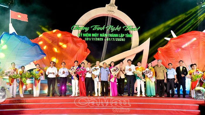 Các đồng chí nguyên lãnh đạo Trung ương, lãnh đạo tỉnh và nguyên lãnh đạo tỉnh tặng hoa các nghệ sĩ, diễn viên tham gia biểu diễn chương trình nghệ thuật kỷ niệm 1 năm thành lập tỉnh Cà Mau.