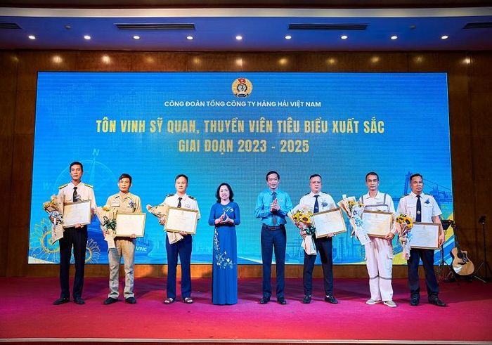 Bà Thái Thu Xương - Phó Chủ tịch Tổng Liên đoàn và ông Mai Lê Lợi - Chủ tịch Công đoàn Tổng công ty trao Bằng khen và hoa chúc mừng sỹ quan, thuyền viên tiêu biểu xuất sắc. Ảnh: VIMC