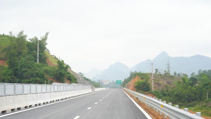 Cao tốc đã hoàn thành nhưng chưa có trạm dừng nghỉ. Ảnh: N.Lộc