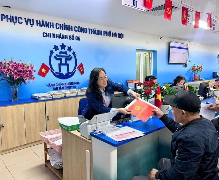 Cán bộ tại Trung tâm Phục vụ hành chính công Thành phố Hà Nội hỗ trợ công dân thực hiện thủ tục hành chính.