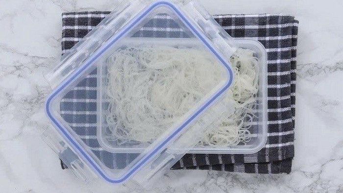 Khi bảo quản bún, bạn nên cho bún vào hộp đựng thực phẩm chuyên dụng và tránh để gần thực phẩm sống như thịt, cá. Ảnh minh họa