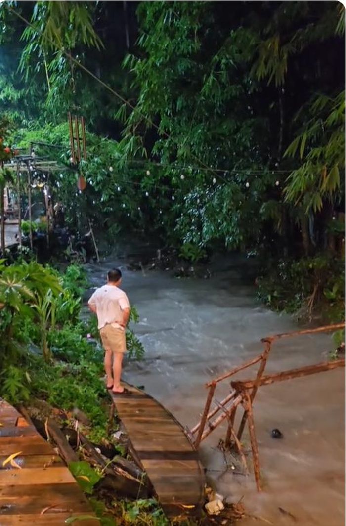 Con suối tự nhiên đặt ngay bên trong khuôn viên biệt thự của Lê Dương Bảo Lâm