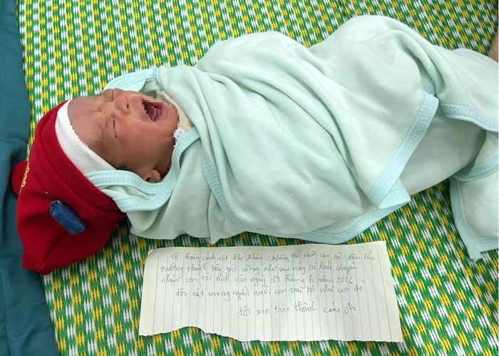 Bé trai bị bỏ rơi với tâm thư của người mẹ (ảnh: Công an xã Quốc Việt).
