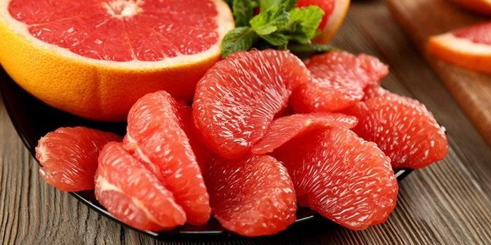 Bưởi nên được ăn nguyên múi thay vì ép lấy nước để giữ trọn lượng chất xơ tự nhiên, đồng thời nên sử dụng ngay sau khi tách múi nhằm hạn chế hao hụt vitamin. Ảnh minh họa