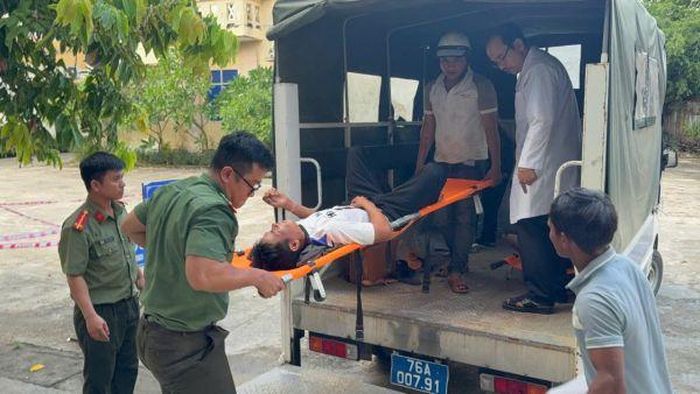 Công an xã Thanh Bồng phối hợp với lực lượng y tế và người dân đưa hai nạn nhân bị sét đánh vượt đường rừng đi cấp cứu.