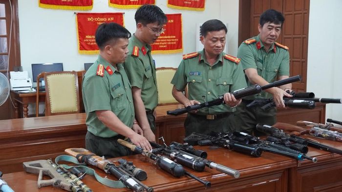 Nhiều loại súng quân dụng được chế tạo tinh vi. Ảnh: CA.