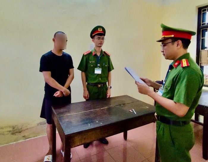 Cơ quan Cảnh sát điều tra Công an tỉnh (Phòng Cảnh sát Kinh tế) thi hành quyết định khởi tố bị can đối với Lương Văn Khải. Ảnh: Bộ Công an.