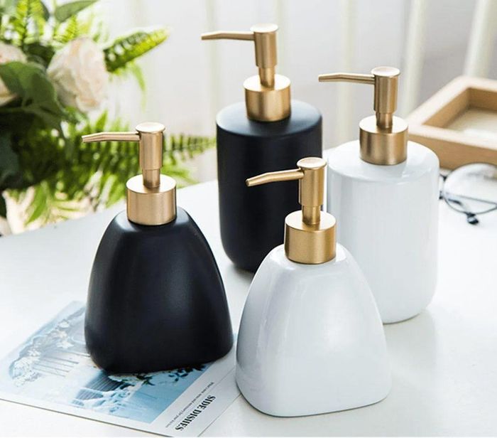 Nhiều khách sạn dùng những bình dầu gội, sữa tắm dung tích lớn có thể châm thêm nhiều lần