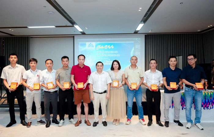 Đại diện Ban Chấp hành Chi hội Quảng cáo Thủ đô trao quyết định kết nạp hội viên mới.