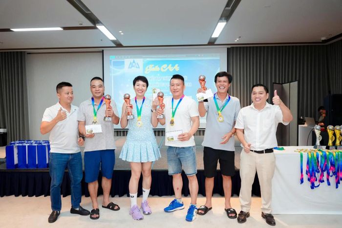 Ban Tổ chức trao giải cho các vận động viên đạt thành tích cao tại Giải Mini Pickleball Thủ đô 2026.
