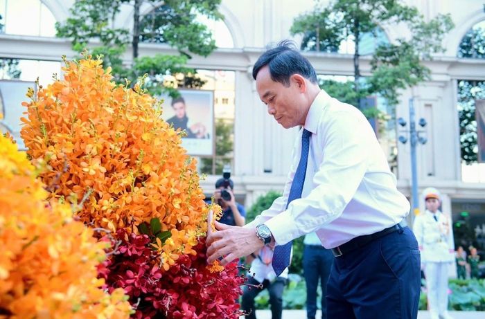 Bí thư Thành ủy Trần Lưu Quang dâng hoa tưởng nhớ Chủ tịch Hồ Chí Minh. Ảnh: Q.Định