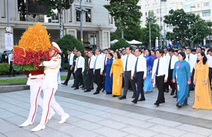 Đoàn đại biểu TPHCM dâng hoa tưởng nhớ Chủ tịch Hồ Chí Minh