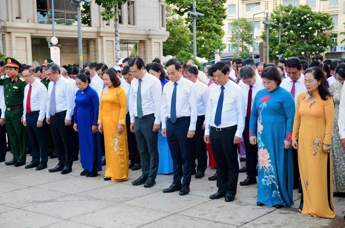Đoàn đại biểu TPHCM tưởng nhớ Chủ tịch Hồ Chí Minh