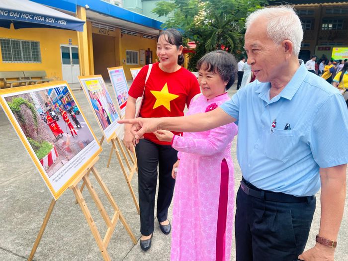 Cán bộ hưu trí và người dân phường Bến Thành tham quan những bức ảnh ghi lại dấ ấn hình thành và phát triển phường Bến Thành