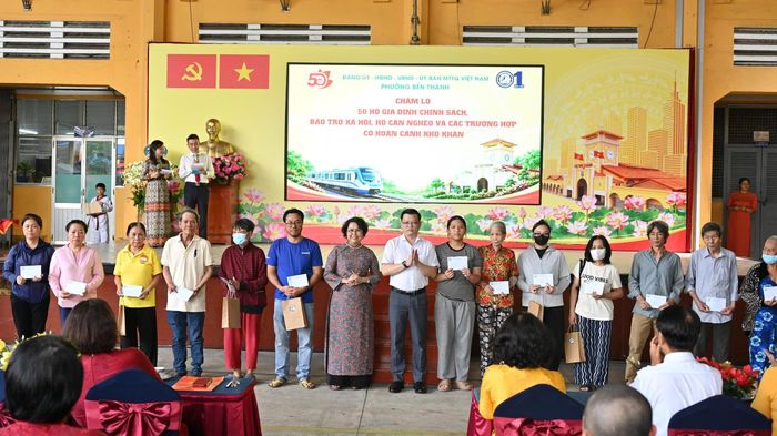 Phường Bến Thành tổ chức trao tặng 50 phần quà an sinh cho 50 gia đình chính sách, đối tượng bảo trợ xã hội, hộ cận nghèo và các gia đình có hoàn cảnh khó khăn trên địa bàn phường