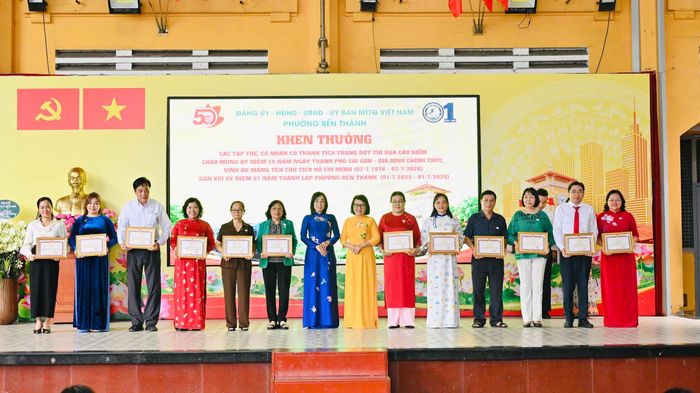 Khen thưởng các tập thể cá nhân có thành tích trong đợt thi đua cao điểm chào mừng kỷ niệm 50 năm Ngày Thành phố Sài Gòn - Gia Định chính thức, vinh dự mang tên Chủ tịch Hồ Chí Minh gắn với kỷ niệm 01 năm thành lập phường Bến Thành.