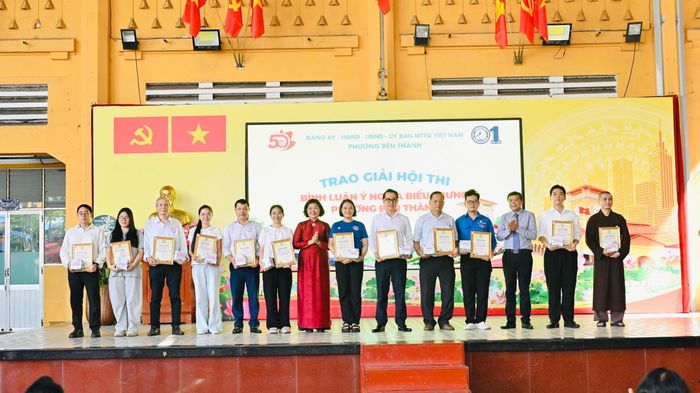 Lãnh đạo phường Bến Thành trao khen thưởng cho các cá nhân đoạt giải tại Hội thi trực tuyến “Bình luận ý nghĩa biểu trưng của phường Bến Thành"