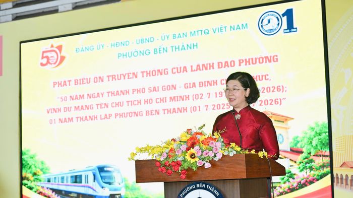 Bà Hoàng Thị Tố Nga - Bí thư Đảng ủy phường Bến Thành phát biểu tại buổi gặp mặt