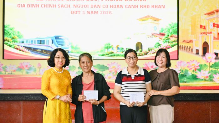 Đồng chí Mai Thị Hồng Hoa, Phó Bí thư Đảng ủy, Chủ tịch UBND phường và đồng chí Nguyễn Thị Phương Mai, Bí thư, Hiệu trưởng Trường Mầm non Tuổi Thơ nhận phụng dưỡng, chăm sóc 01 gia đình chính sách và 01 hộ dân có hoàn cảnh khó khăn mỗi gia đình 24 triệu đồng/năm.